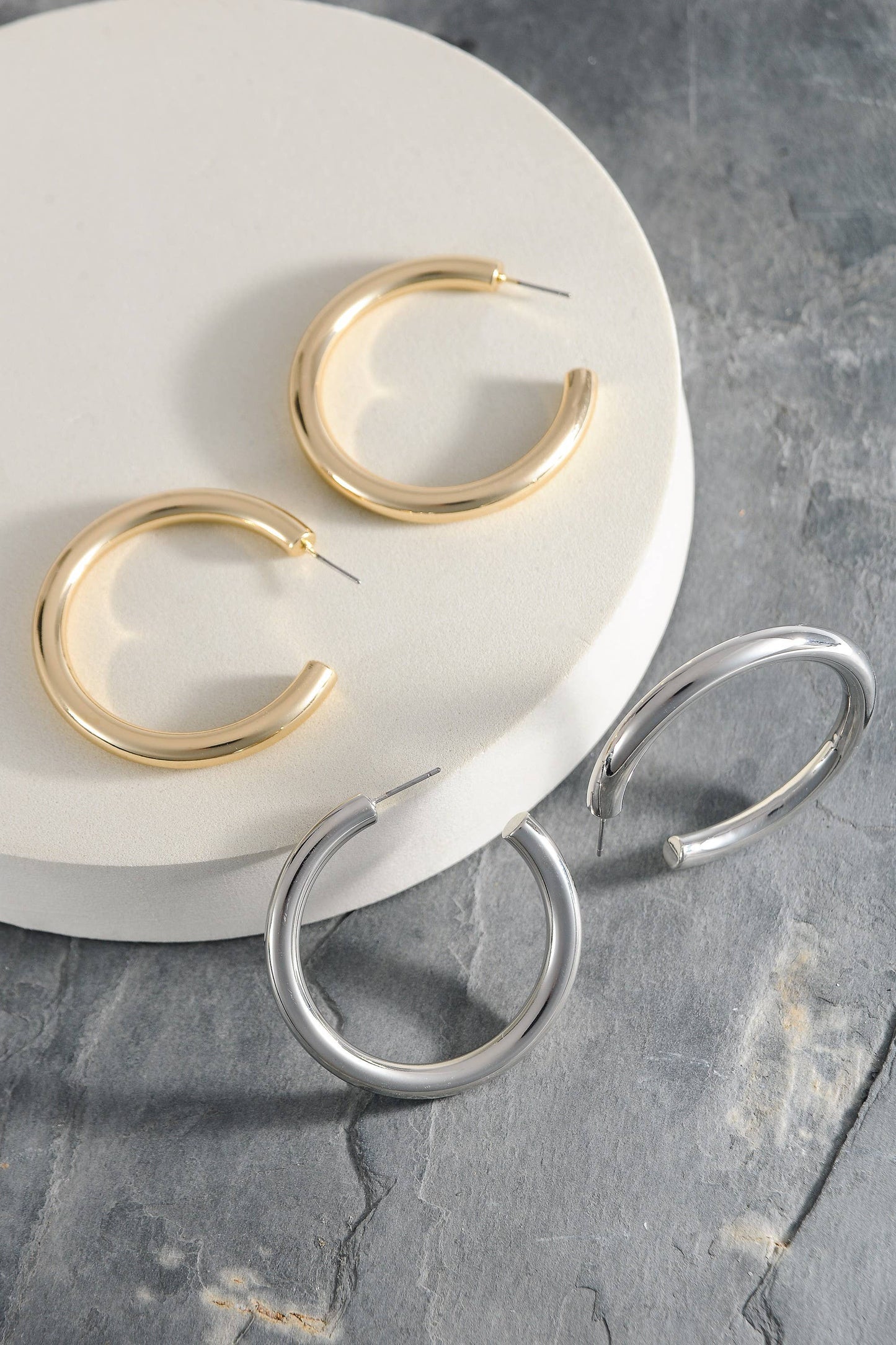 CLASSIC CHUNKY HOOP EARRINGS: GOLD