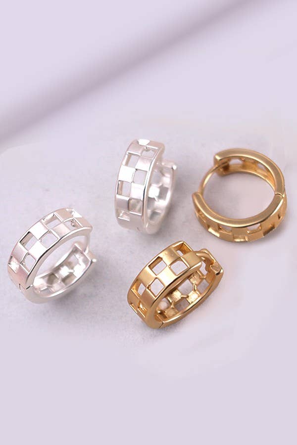 MINI CUTOUT CHECKER HOOP HUGGIE EARRING: MATTE GOLD