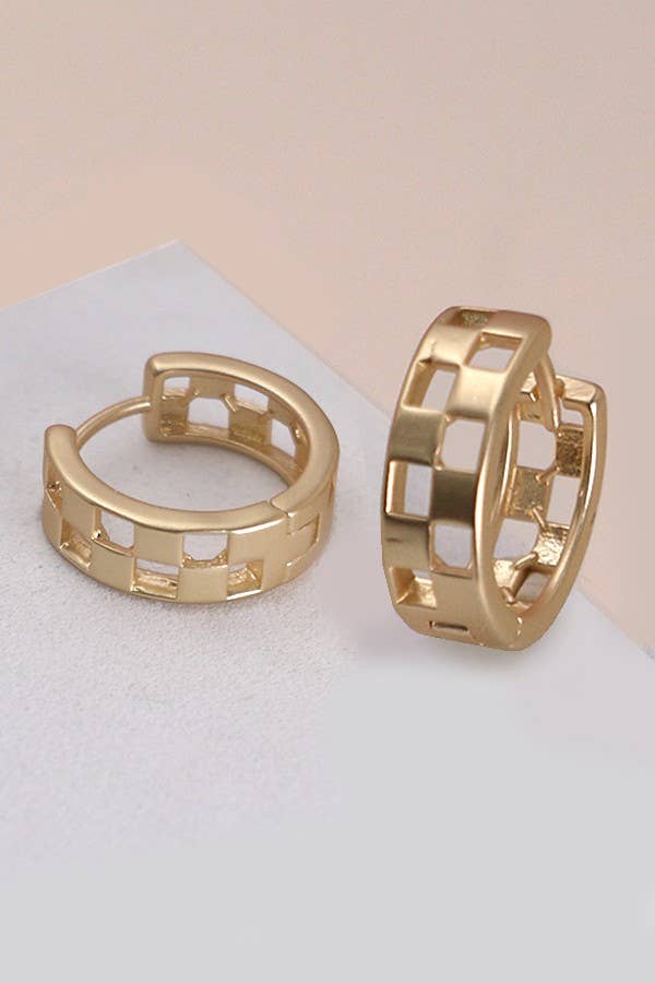 MINI CUTOUT CHECKER HOOP HUGGIE EARRING: MATTE GOLD