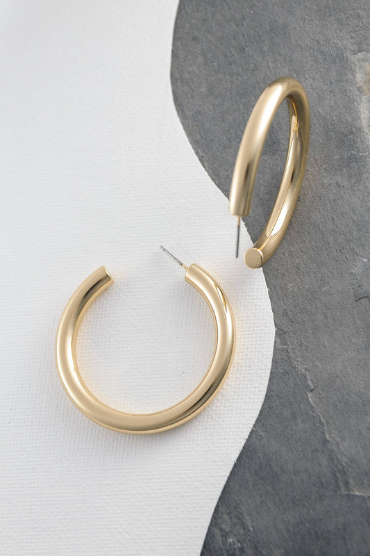 CLASSIC CHUNKY HOOP EARRINGS: GOLD