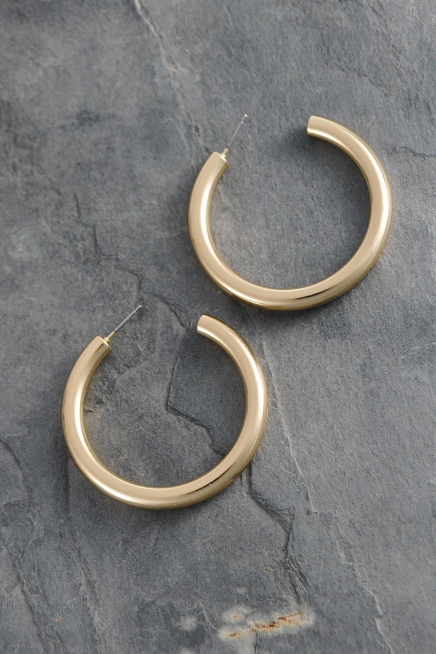 CLASSIC CHUNKY HOOP EARRINGS: GOLD
